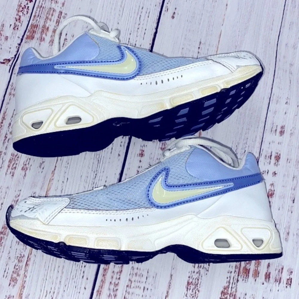 Nike size 6 youth sneakers